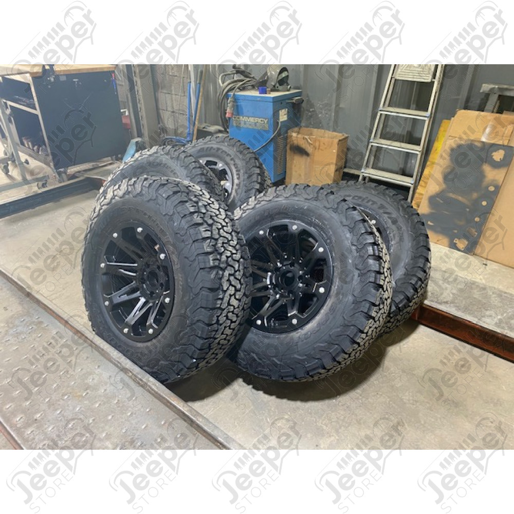 Pack de 5 roues complètes (montées et équilibrées) en 285/70R17 - entraxe: 5x127 - ET: -12 avec pneumatiques mixtes