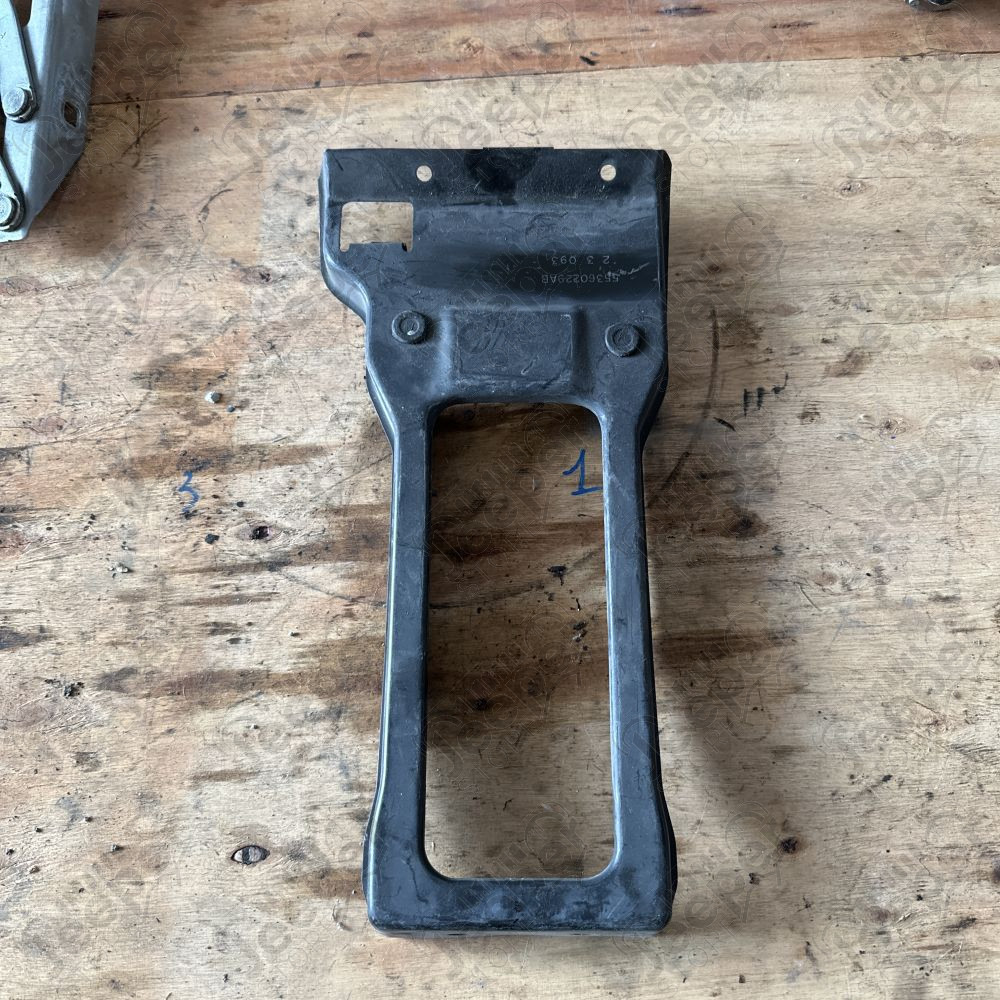 Occasion : Support centrale de verrouillage de capot moteur pour Jeep Cherokee Liberty KJ (2002-2004)