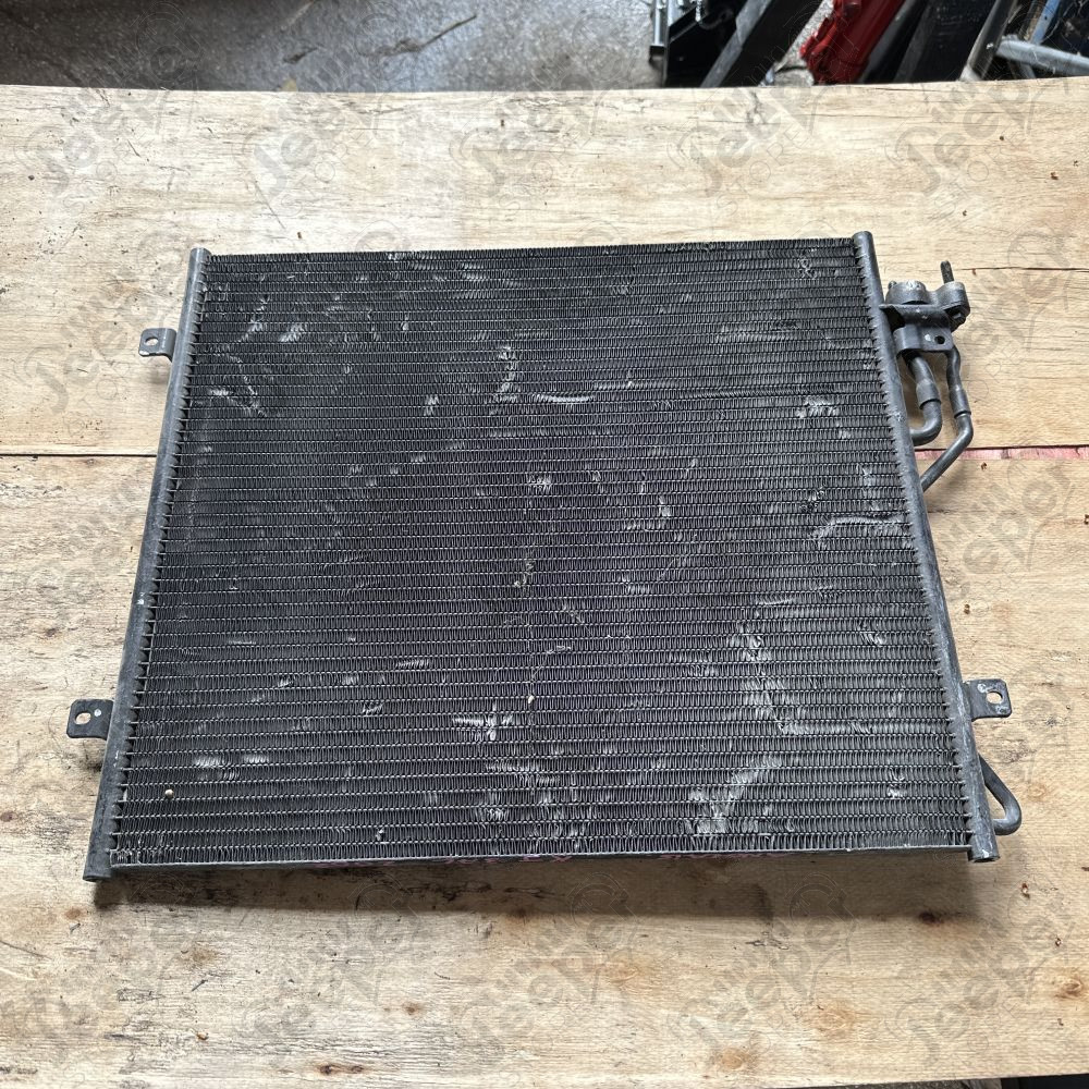 Occasion : Radiateur de climatisation (condenser) 3.7L V6 (conduite anglaise) pour Jeep Cherokee Liberty KJ (2002-2004)