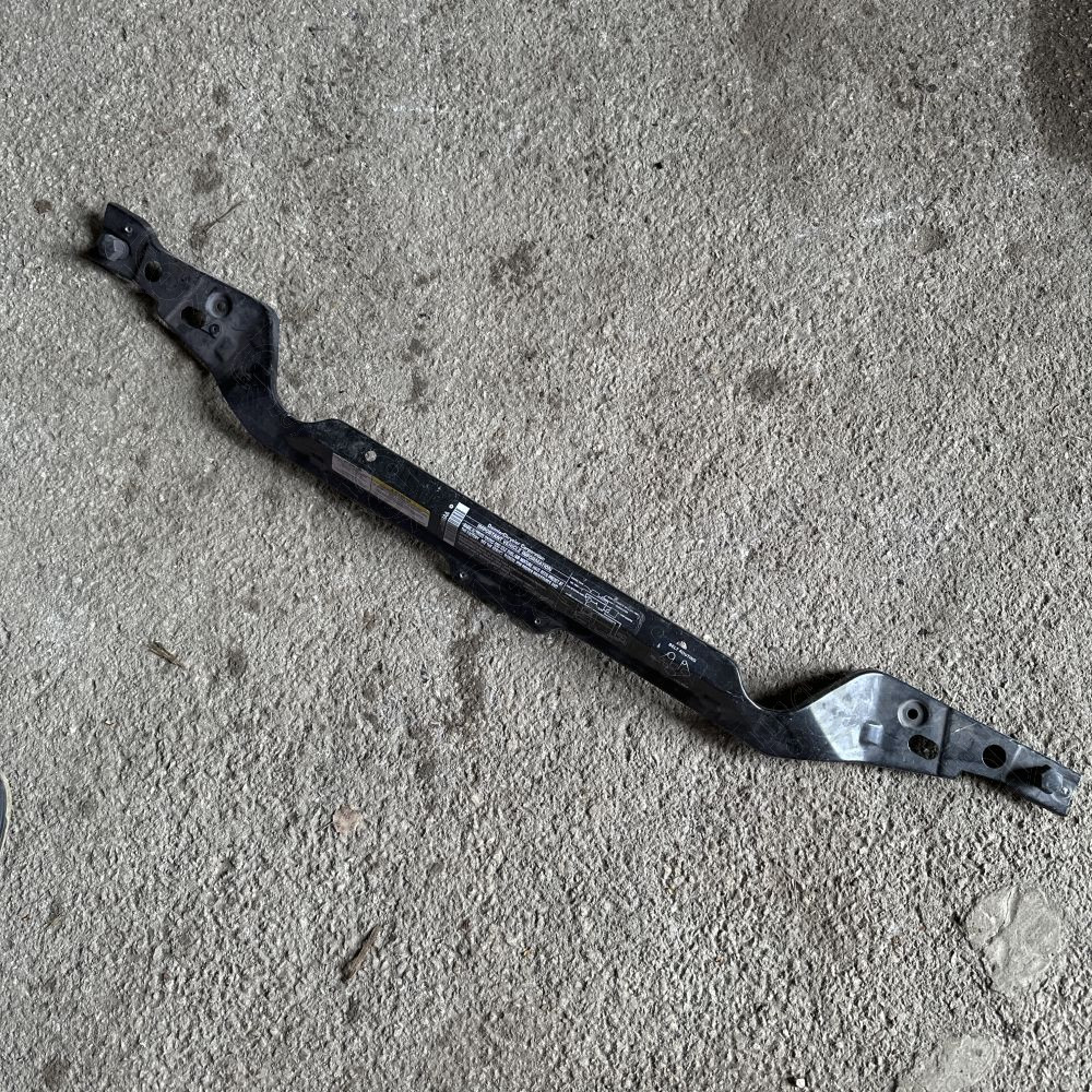 Occasion : Traverse de capot moteur pour Jeep Cherokee Liberty KJ (2002-2004)