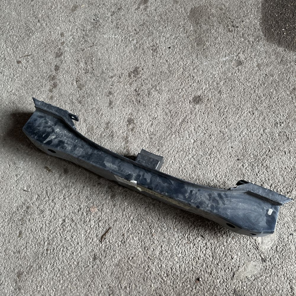 Occasion : Traverse plastique avant de pare chocs pour Jeep Cherokee Liberty KJ (2002-2004)