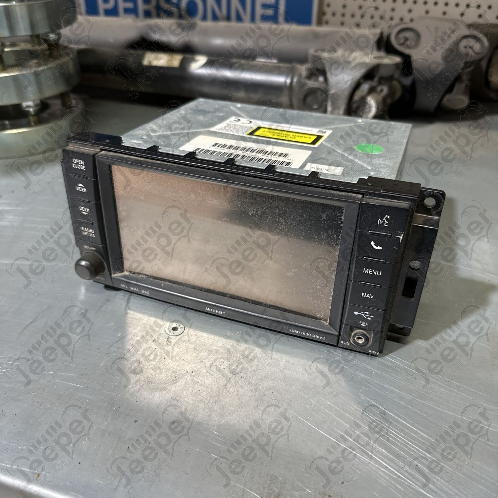 Occasion : Autoradio origine vernis sur vitre hs pour Jeep Wrangler JK (2011-2018)
