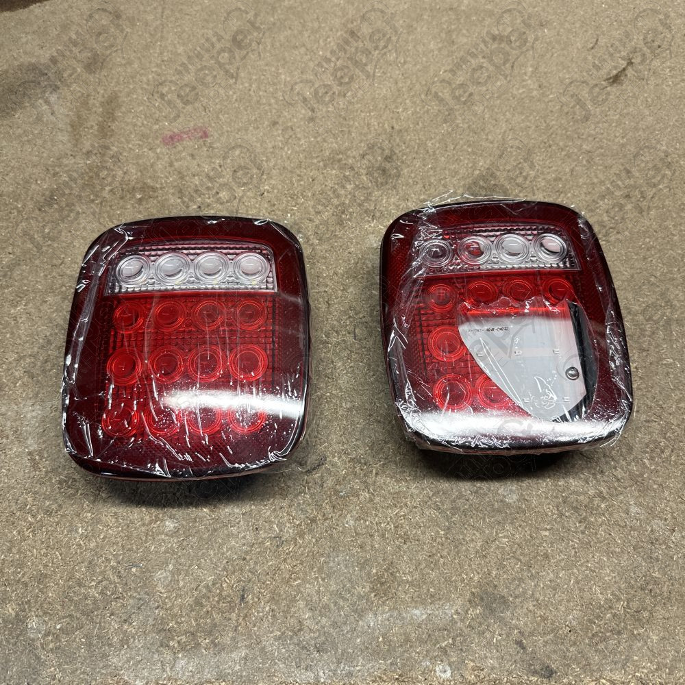 Occasion : Kit 2 feux arrière US plat (1 cassé) pour CJ5, CJ6, CJ7, CJ8, YJ, TJ
