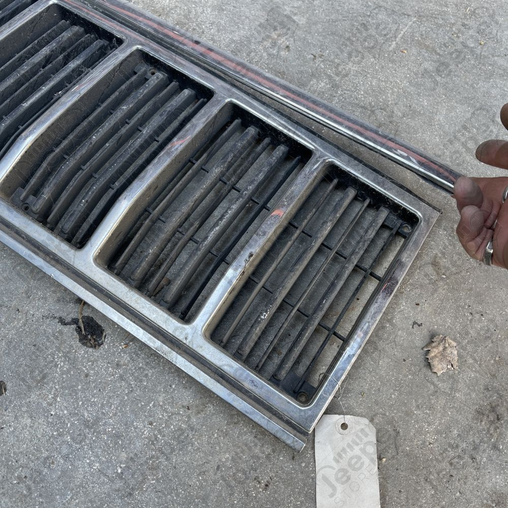 Occasion : Calandre chromé (cassé) pour Jeep Cherokee XJ (1991-1996)