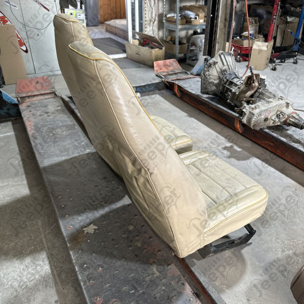 Occasion : Lot de 2 sièges avant origine beige pour CJ7, CJ8, YJ (1976-1995)