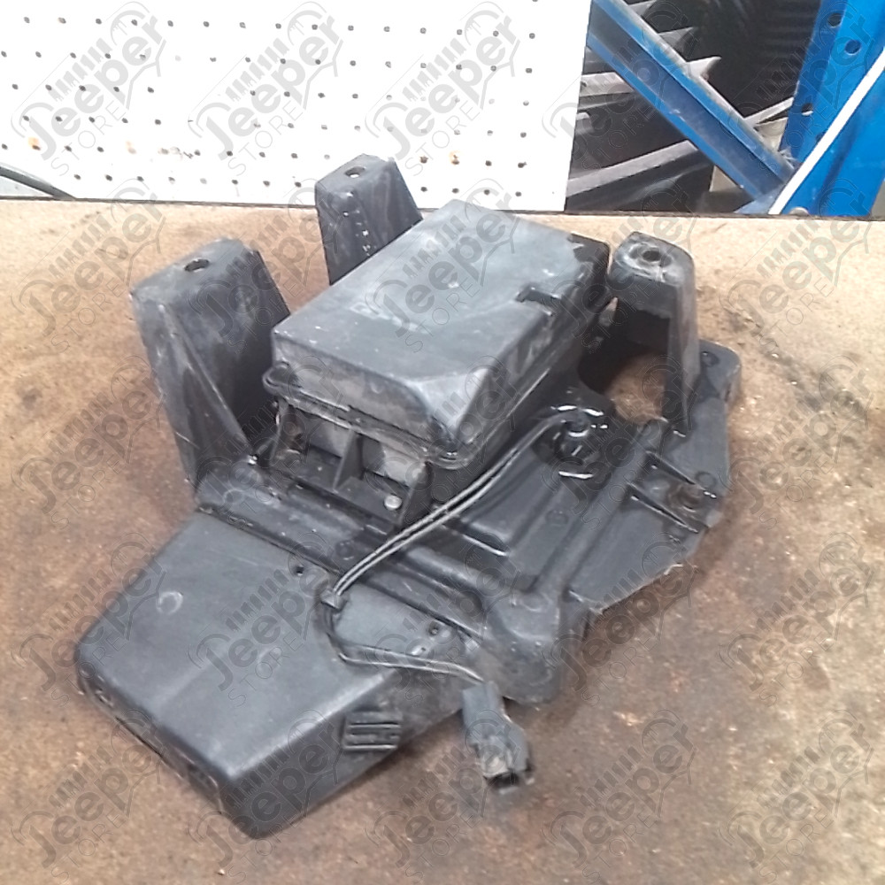 Occasion : Support de batterie avec réservoir d'air de régulateur de vitesses. pour Jeep Wrangler TJ