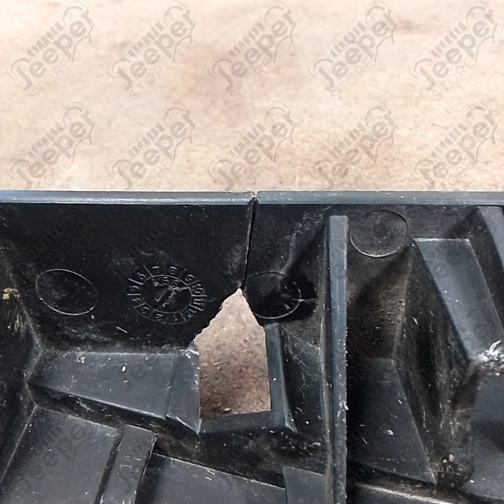 Occasion : Traverse en plastique pour fixation supérieure du pare chocs avant pour Porsche Boxster 986 2.5L essence phase 1