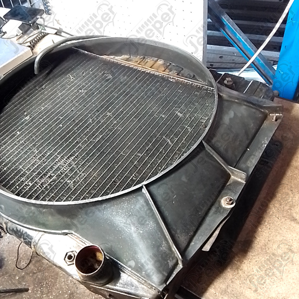 Occasion : Radiateur moteur avec sa buse d'air/ longueur fixation : 74 cm / hauteur : 14,5 cm / largeur : 62 cm pour Jeep divers