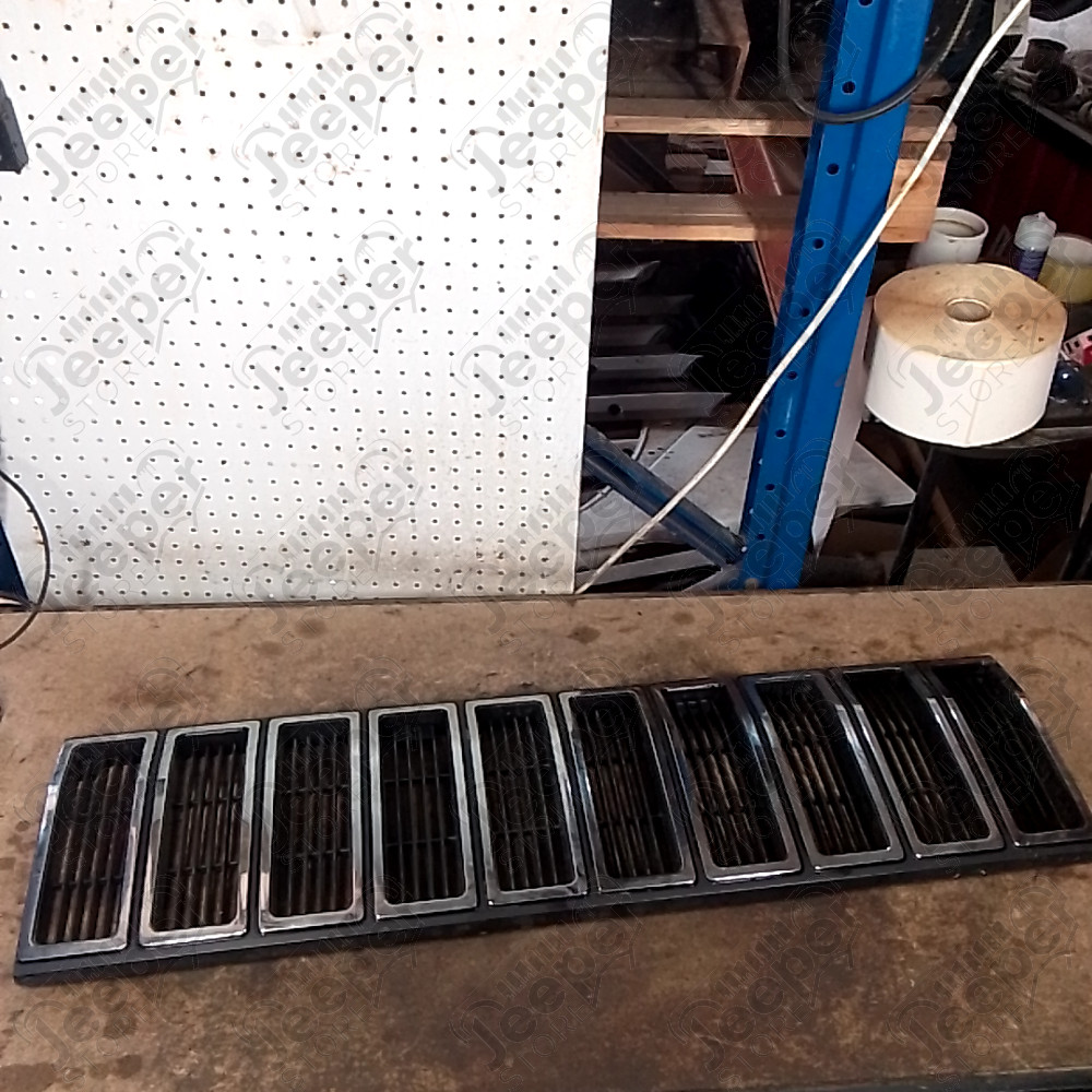 Occasion : Calandre noire et chrome (1 fente de 12cm au centre) pour Jeep Cherokee XJ