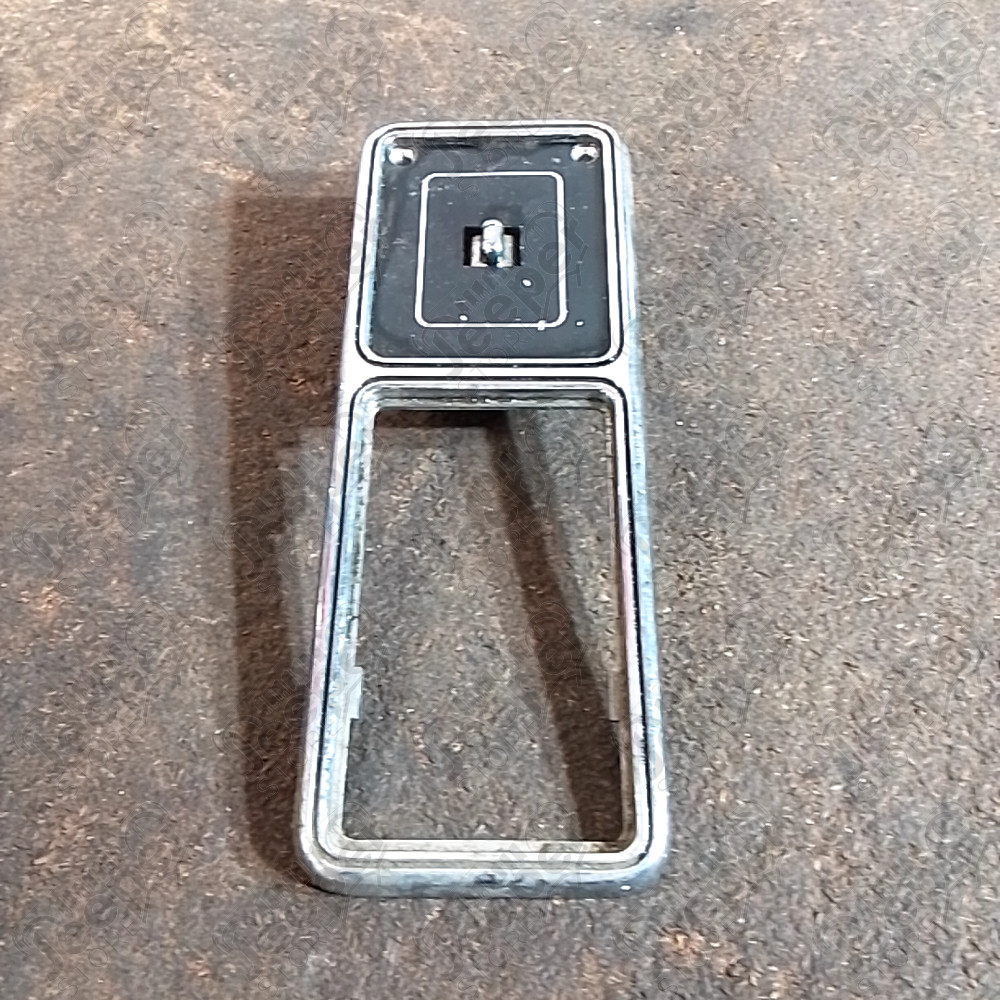 Occasion : Cache plastique intérieur porte arrière gauche ou droit pour poignée et ouverture vitre pour Jeep Cherokee XJ