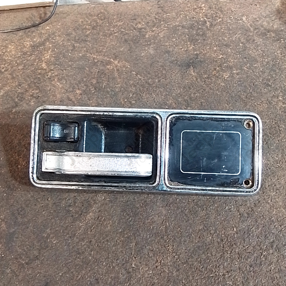 Occasion : Cache plastique + poignée intérieur porte avant gauche pour Jeep Cherokee XJ