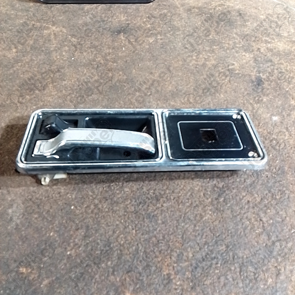Occasion : Cache plastique + poignée intérieur porte arrière gauche pour Jeep Cherokee XJ