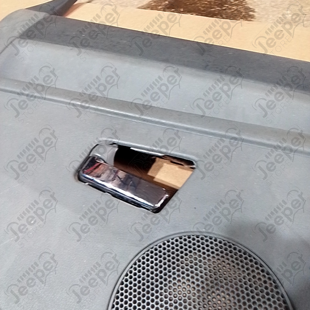 Occasion : Panneau de porte intérieur arrière gauche gris (poignée cassée) pour Jeep Grand Cherokee WH, WK