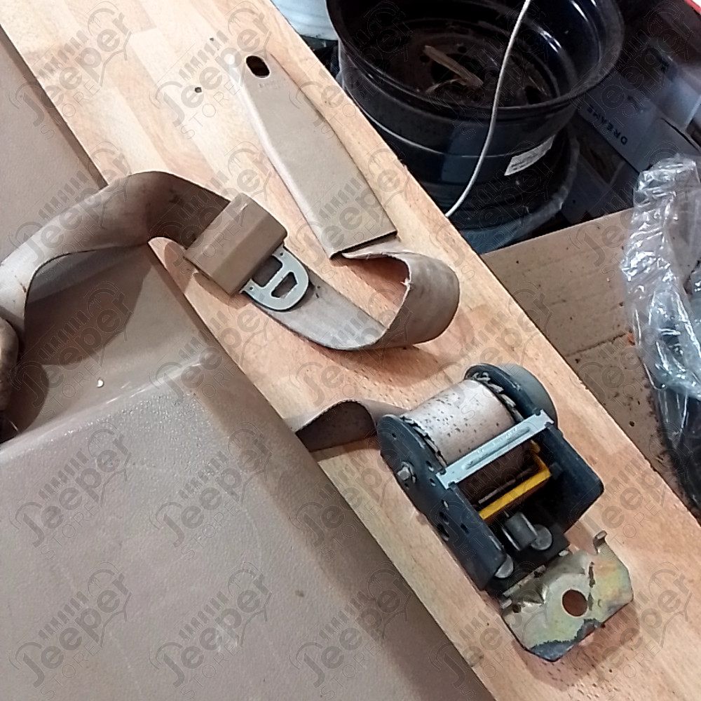 Occasion : Panneau plastique intérieur arrière gauche couleur beige avec ceinture de sécurité pour Jeep Comanche MJ