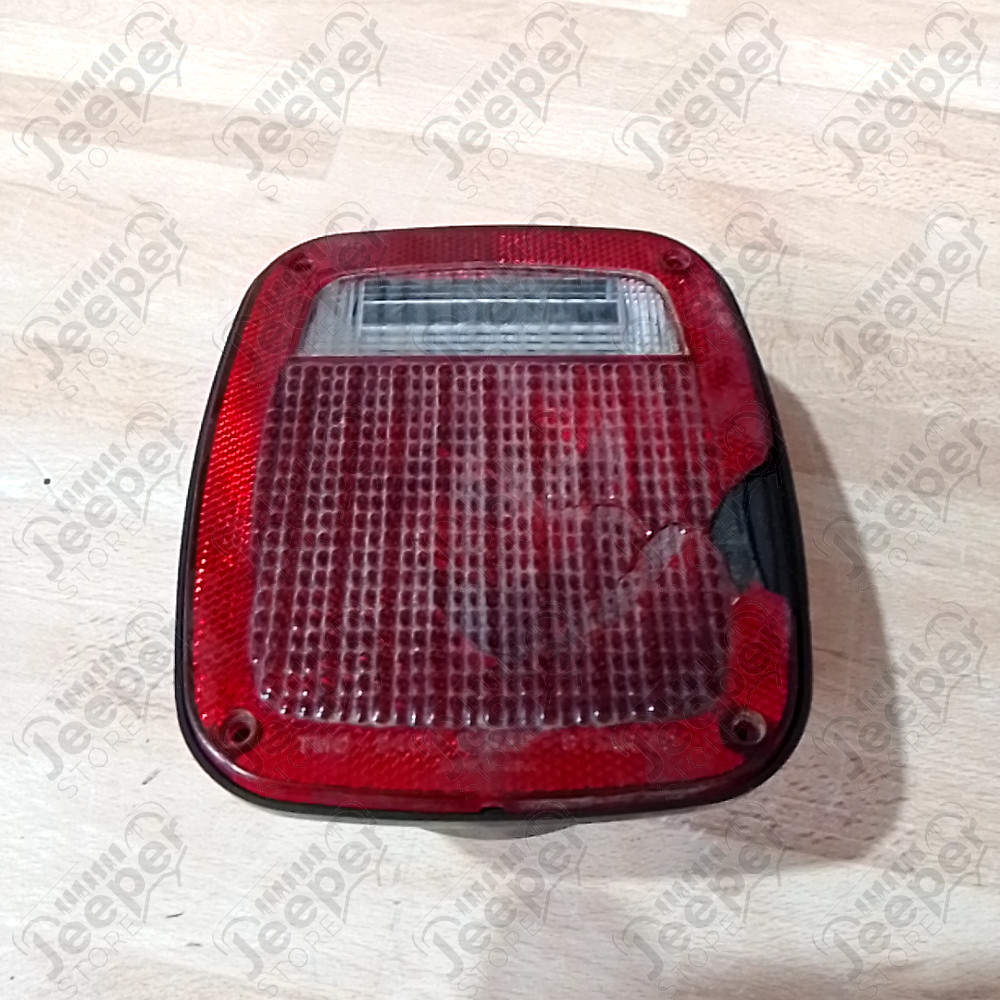 Occasion : Feu arrière droit (plastique cassé) modèle US pour Jeep CJ7, CJ8, YJ, TJ