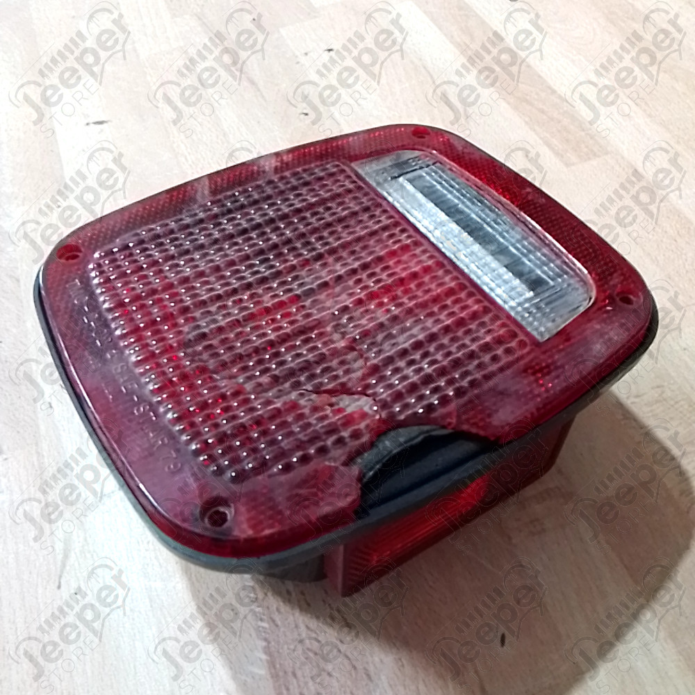 Occasion : Feu arrière droit (plastique cassé) modèle US pour Jeep CJ7, CJ8, YJ, TJ