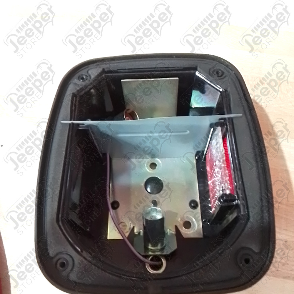 Occasion : Feu arrière droit (plastique cassé) modèle US pour Jeep CJ7, CJ8, YJ, TJ