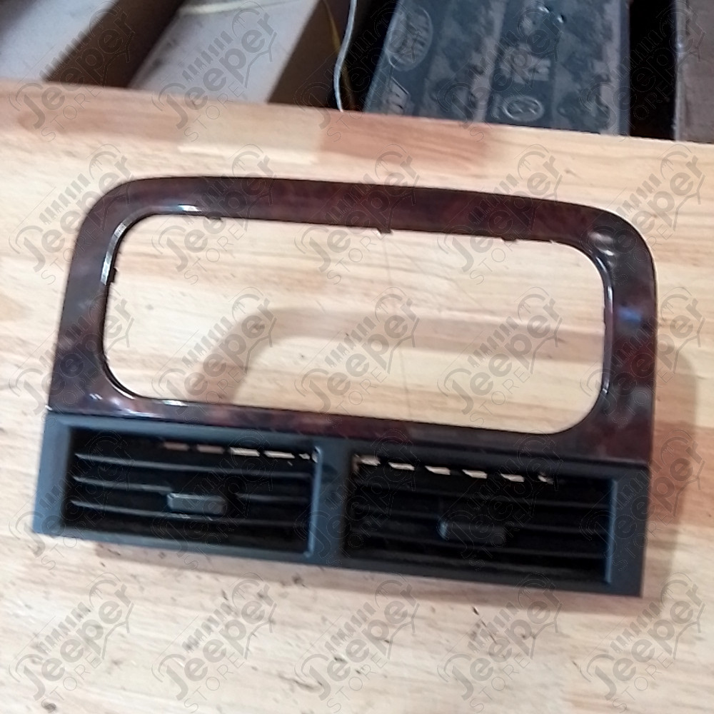 Occasion : Encadrement autoradio avec grille de ventilation pour Jeep Grand Cherokee WJ, WG