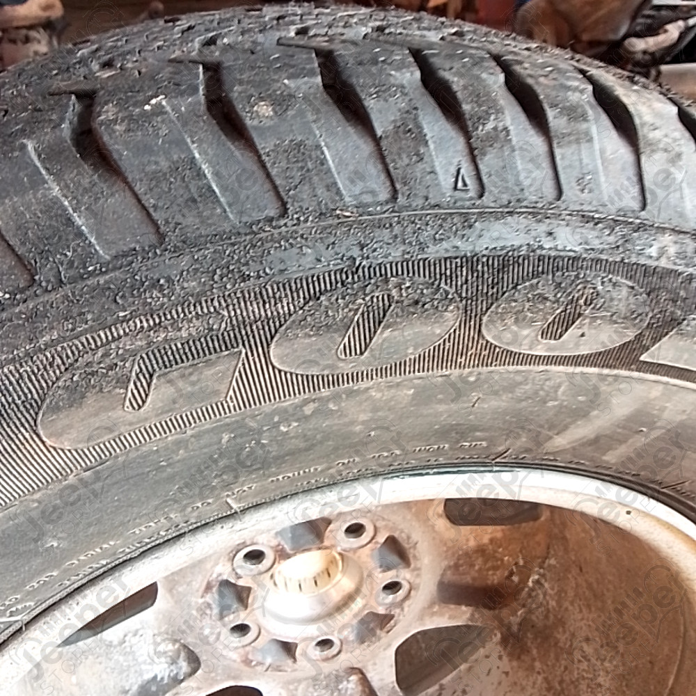 Occasion : Roue avec jante alu d'origine + pneu GOODYEAR Wrangler S4 en 235/70R16 pour Jeep TJ, XJ, ZJ, ZG