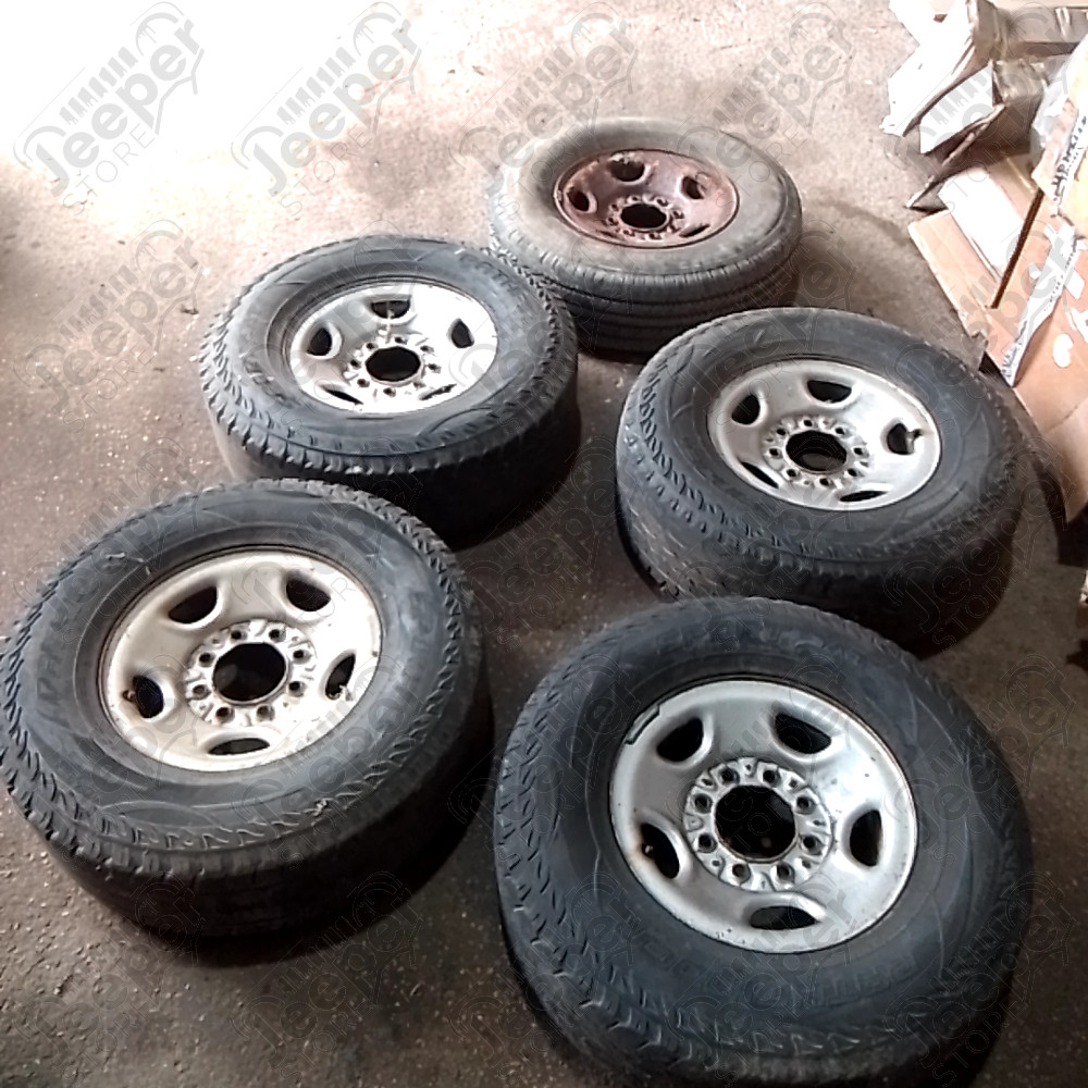 Occasion : Lot de 5 roues (jantes acier d'origine 8 trous) + pneus PATHFINDER Sport Sat en 265/75R16 + roue de secours pour Chevrolet Silverado 2500 HD 6.0L V8 Vortec - 2 portes