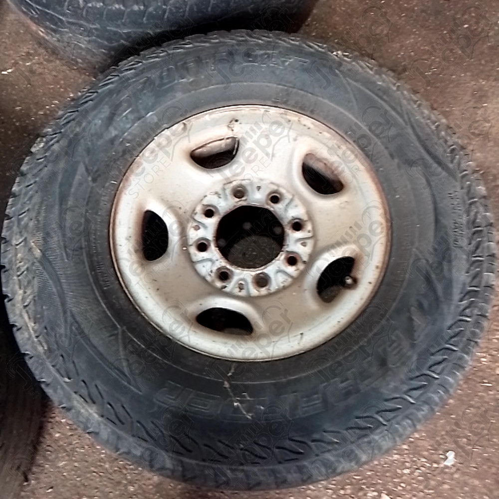 Occasion : Lot de 5 roues (jantes acier d'origine 8 trous) + pneus PATHFINDER Sport Sat en 265/75R16 + roue de secours pour Chevrolet Silverado 2500 HD 6.0L V8 Vortec - 2 portes