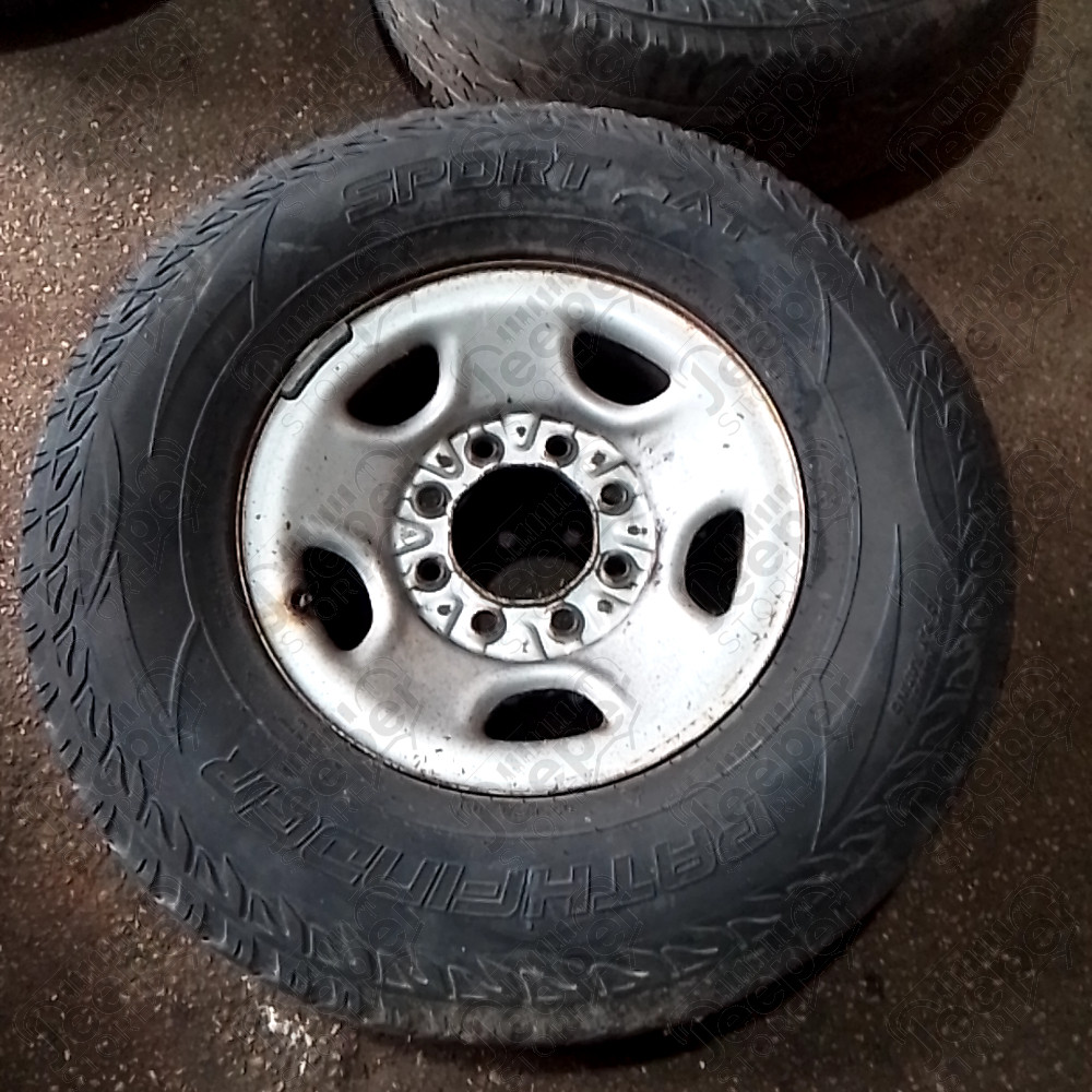 Occasion : Lot de 5 roues (jantes acier d'origine 8 trous) + pneus PATHFINDER Sport Sat en 265/75R16 + roue de secours pour Chevrolet Silverado 2500 HD 6.0L V8 Vortec - 2 portes