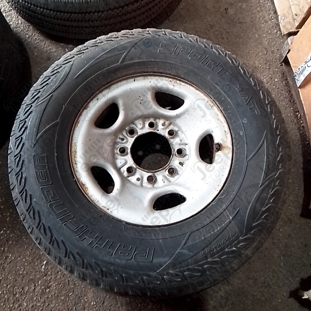 Occasion : Lot de 5 roues (jantes acier d'origine 8 trous) + pneus PATHFINDER Sport Sat en 265/75R16 + roue de secours pour Chevrolet Silverado 2500 HD 6.0L V8 Vortec - 2 portes