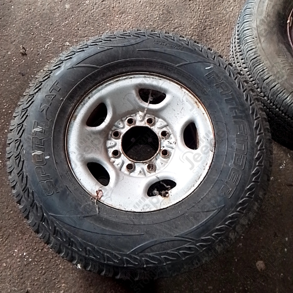 Occasion : Lot de 5 roues (jantes acier d'origine 8 trous) + pneus PATHFINDER Sport Sat en 265/75R16 + roue de secours pour Chevrolet Silverado 2500 HD 6.0L V8 Vortec - 2 portes