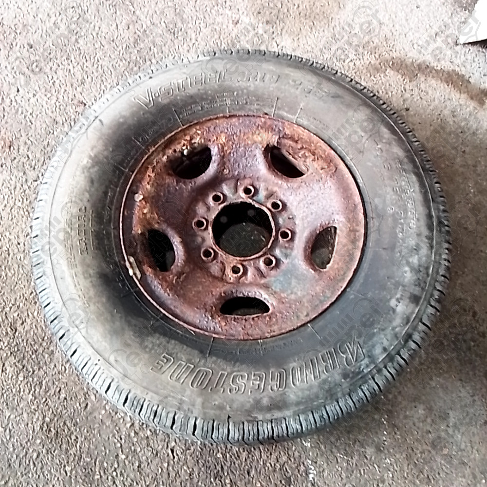Occasion : Lot de 5 roues (jantes acier d'origine 8 trous) + pneus PATHFINDER Sport Sat en 265/75R16 + roue de secours pour Chevrolet Silverado 2500 HD 6.0L V8 Vortec - 2 portes