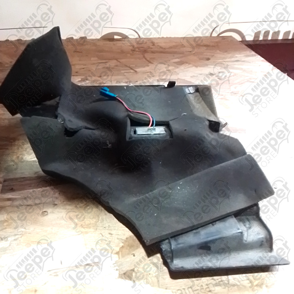 Occasion : Garniture plastique pieds côté passager avant pour Cadillac Seville STS 4.6L V8 - 32 soupapes - 4 portes - Boite automatique 4 rapports