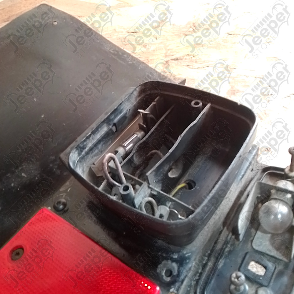 Occasion : Feu arrière gauche avec platine plaque et gabarit pour Jeep CJ7