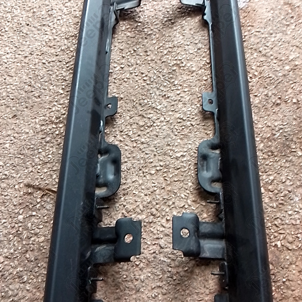 Occasion : Lot de 2 protections de bas de caisse d'origine noirs pour Jeep Wrangler JL