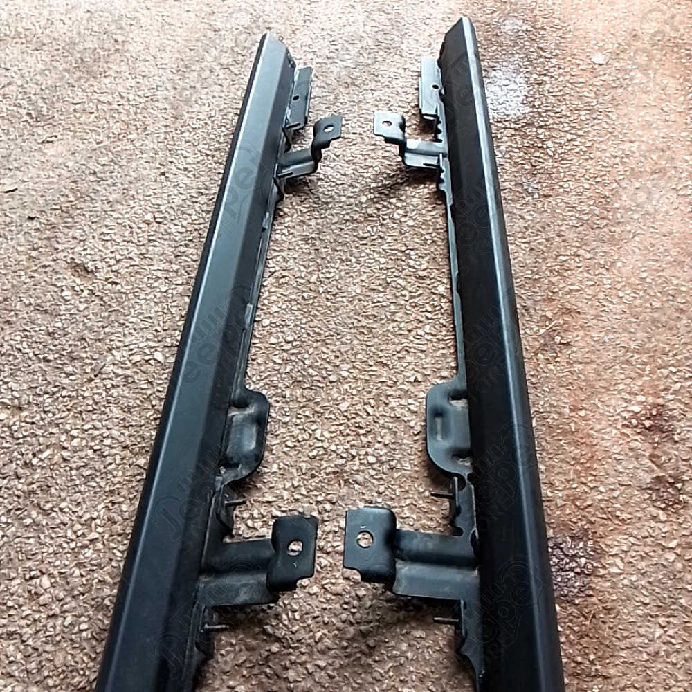 Occasion : Lot de 2 protections de bas de caisse d'origine noirs pour Jeep Wrangler JL