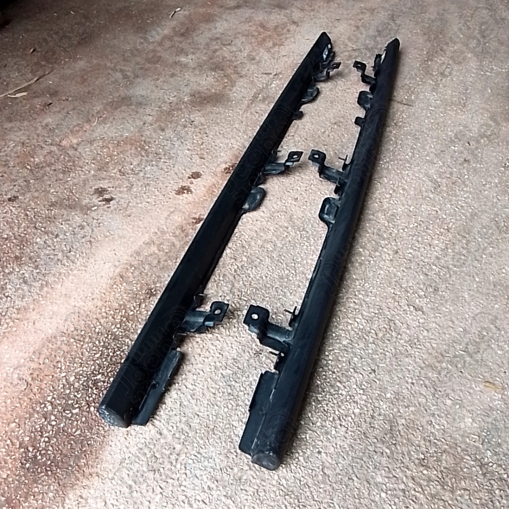 Occasion : Lot de 2 protections de bas de caisse d'origine noirs pour Jeep Wrangler JL