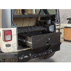 Rangement de coffre tiroir pour Jeep Wrangler JK Unlimited (4 portes) Le rangement de votre équipement et vos objets de valeur devient une évidence. Le tiroir a spécialement été conçu pour une Jeep Wrangler (JKU) 4-portes. Il cache le contenu des regar