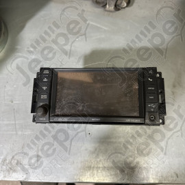 Occasion : Autoradio origine vernis sur vitre hs pour Jeep Wrangler JK (2011-2018)