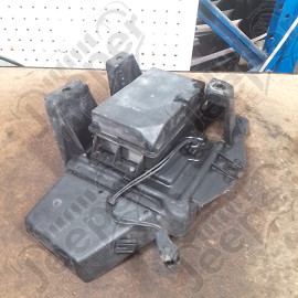Occasion : Support de batterie avec réservoir d'air de régulateur de vitesses. pour Jeep Wrangler TJ