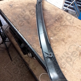 Occasion : Baguette de finition entre pare chocs avant et calandre pour Jeep JL, JT