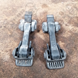 Occasion : Kit de 2 attaches capot moteur / entraxe : 8 cm pour Jeep divers