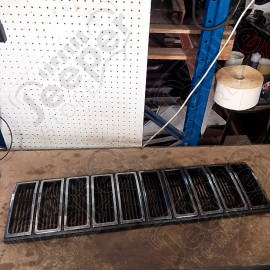 Occasion : Calandre noire et chrome (1 fente de 12cm au centre) pour Jeep Cherokee XJ