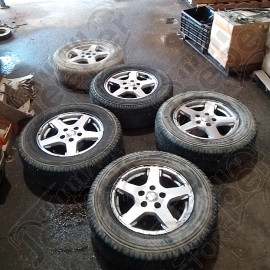 Occasion : Lot de 5 roues d'origine 245/65R17 (4 michelin et 1 goodyear) pour Jeep Grand Cherokee WH, WK