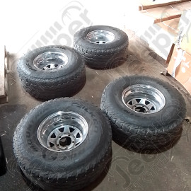 Occasion : Lot de 4 roues 33/12.50R15 (jantes chromée Triangular 5x139.7 + pneus Falken) pour Jeep FC150, CCSJ, GWSJ, SWSJ, WSJ, M715, WJT
