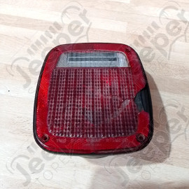 Occasion : Feu arrière droit (plastique cassé) modèle US pour Jeep CJ7, CJ8, YJ, TJ