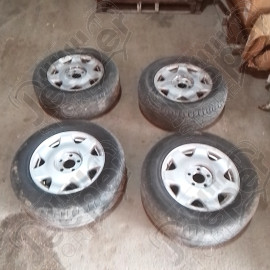 Occasion : Lot de 4 roues (jante d'origine) + 2 pneus VREDESTEIN et 2 pneus GENERAL en 235/60ZR16 pour Cadillac Seville STS 4.6L V8 - 32 soupapes - 4 portes - Boite automatique 4 rapports