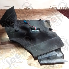 Occasion : Garniture plastique pieds côté passager avant pour Cadillac Seville STS 4.6L V8 - 32 soupapes - 4 portes - Boite automatique 4 rapports