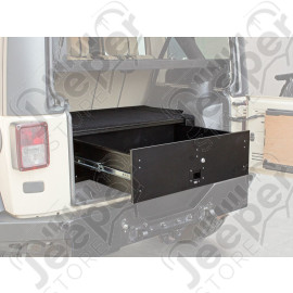 Rangement de coffre tiroir pour Jeep Wrangler JK Unlimited (4 portes) Le rangement de votre équipement et vos objets de valeur devient une évidence. Le tiroir a spécialement été conçu pour une Jeep Wrangler (JKU) 4-portes. Il cache le contenu des regar