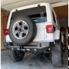 Pare-chocs arrière en acier FLJ Offroad "IRONFORCE" avec attelage carré US, LED intégrées et 2 manilles pour Jeep Wrangler JL et Wrangler JL Unlmited.