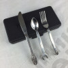 kit de 3 mini couverts en acier inox avec forme d'outillage (cuillère, fourchette et couteau) avec son coffret.